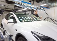 Das Testlabor Elektromobilität wurde auf 35 Grad Celsius aufgeheizt, die UV-Lampen simulieren die Sonneneinstrahlung