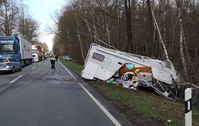 Uelzen/Suderburg - Wohnmobil verunglückt auf Bundesstraße 4 - schwer verletzt - Verkehrsbehinderungen Bild: Polizei