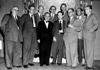 Am 3. September 1949 hielt in Frankfurt am Main der Aufsichtsrat der Deutschen Presse-Agentur seine erste Sitzung ab: (l-r) Dr. Reinhold Heinen, Verleger der "Kölnischen Rundschau", Dr. Anton Betz, Verleger der "Rhein-Post" in Düsseldorf, Edmund Goldschagg, Chefredakteur und Herausgeber der "Süddeutschen Zeitung" in München, Hans Heinrich, Herausgeber des "Münchner Merkur", Walter Karsch, Chefredakteur und Herausgeber des "Tagesspiegel" in Berlin, Dr. Karl Ackermann, Verleger des "Mannheimer Morgen", Dr. Kurt Neuss, Geschäftsführer der dpa in Frankfurt am Main, Arno Rudert, Herausgeber der "Frankfurter Rundschau", Wilhelm Grabbert, Verleger des "Hamburger Echo" und Fritz Sänger, Chefredakteur der dpa. / Weiterer Text über ots und www.presseportal.de/nr/8218 / Die Verwendung dieses Bildes für redaktionelle Zwecke ist unter Beachtung aller mitgeteilten Nutzungsbedingungen zulässig und dann auch honorarfrei. Veröffentlichung ausschließlich mit Bildrechte-Hinweis. Bildrechte: dpa Deutsche Presse-Agentur GmbH Fotograf: dpa Deutsche Presse-Agentur GmbH