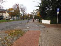 Negatives Beispiel: Die Markierung des Radweges auf der Straße ist abgefahren, die Bordsteine sind nicht ausreichend abgesenkt. Weiterer Text über ots und www.presseportal.de/nr/7849 / Die Verwendung dieses Bildes ist für redaktionelle Zwecke honorarfrei. Veröffentlichung bitte unter Quellenangabe: "obs/ADAC"